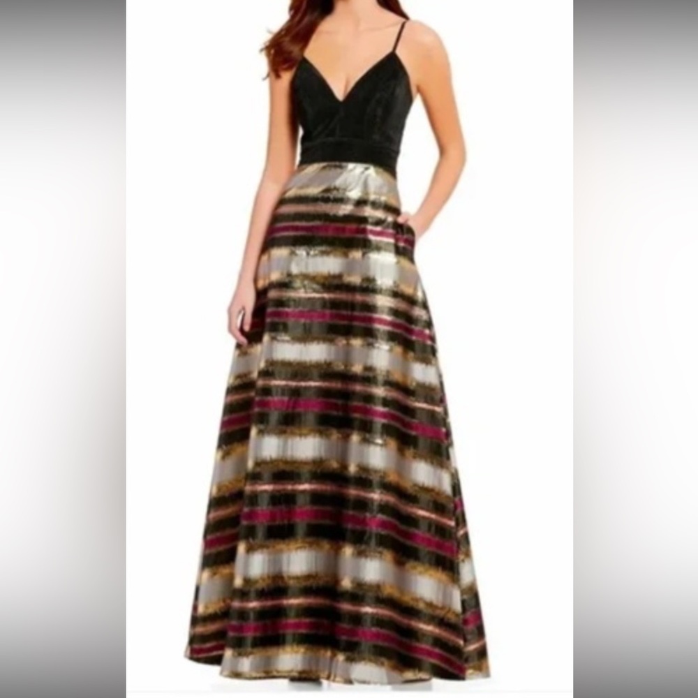 Badgley Mischka Chic Striped metallic Maxi Dress with pockets.